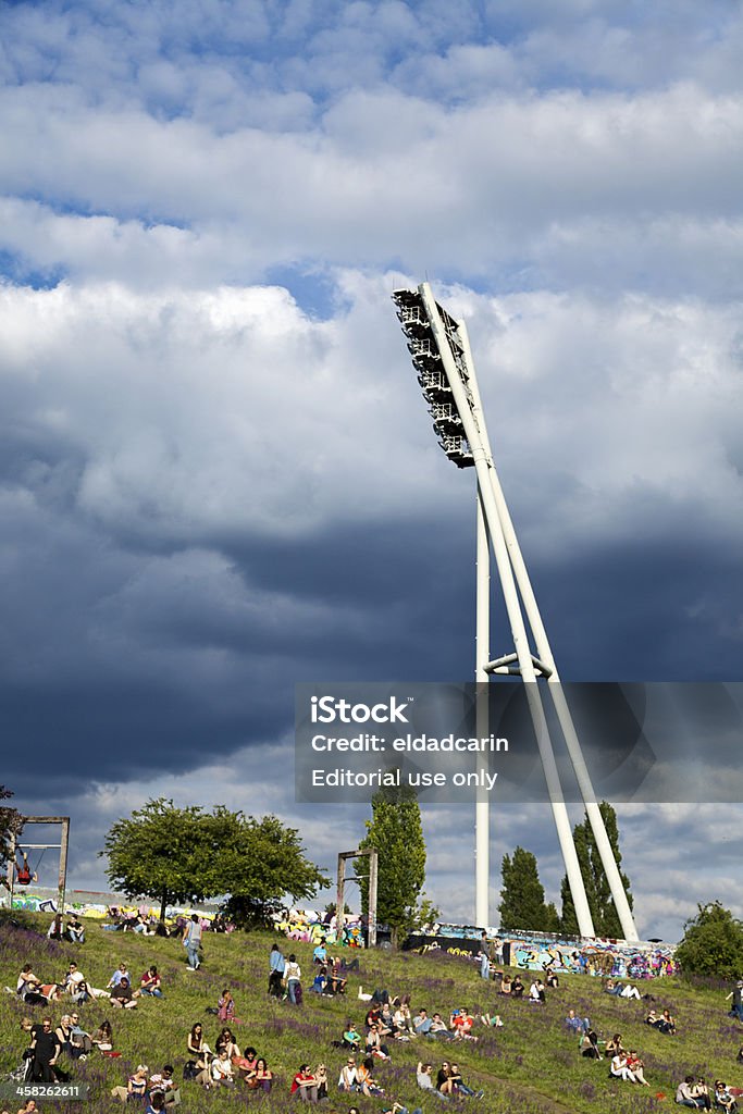 Stadio Mauerpark illuminazione e Tower Hill Berlin Germania - Foto stock royalty-free di Berlino - Germania