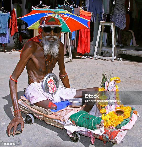 Foto de Velho Mendigo Com Deficiência e mais fotos de stock de Empurrar - Empurrar, Homens, Adulto