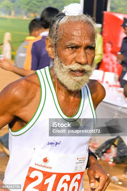Anziani Uomo Corridore Di Maratona - Fotografie stock e altre immagini di Abbigliamento casual - Abbigliamento casual, Adulto, Ambientazione esterna