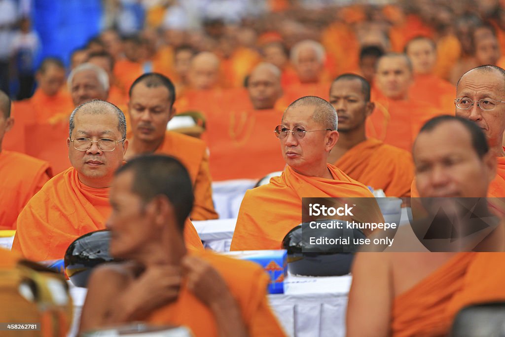 Monaci buddisti si riuniscono per celebrare il Buddha Jayanti - Foto stock royalty-free di Arrangiare
