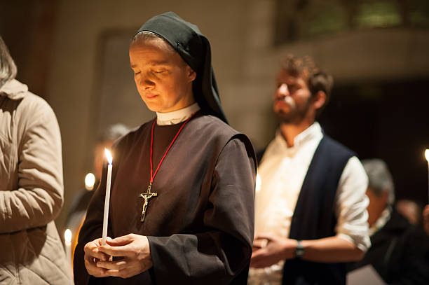 catholic religieuse prier avec bougie - nun catholicism praying women photos et images de collection