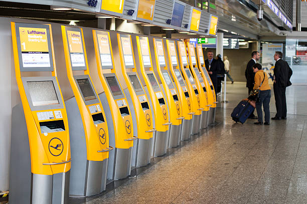 vide lufthansa comptoirs d'enregistrement dans le terminal 1, aéroport frankfu - self service check in passenger people frankfurt photos et images de collection