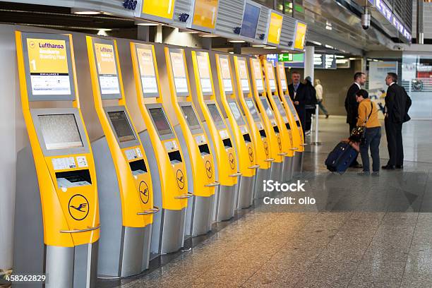 Photo libre de droit de Vide Lufthansa Comptoirs Denregistrement Dans Le Terminal 1 Aéroport Frankfu banque d'images et plus d'images libres de droit de Adulte