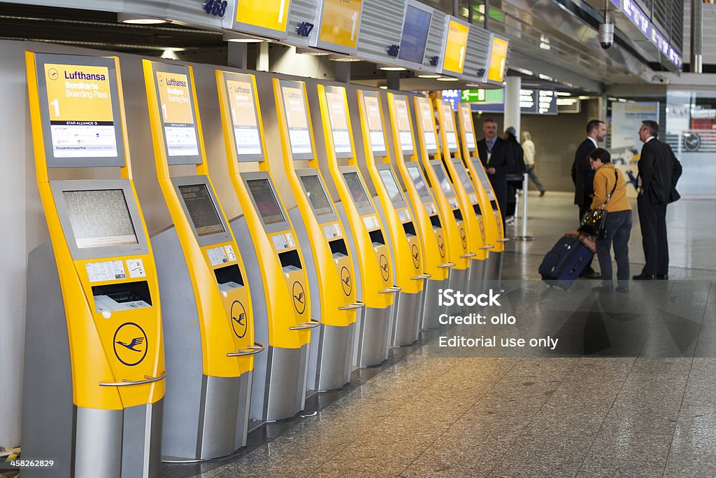 Puste Lufthansa do stanowiska odprawy w Terminalu 1, Airport Frankfu - Zbiór zdjęć royalty-free (Automat biletowy)