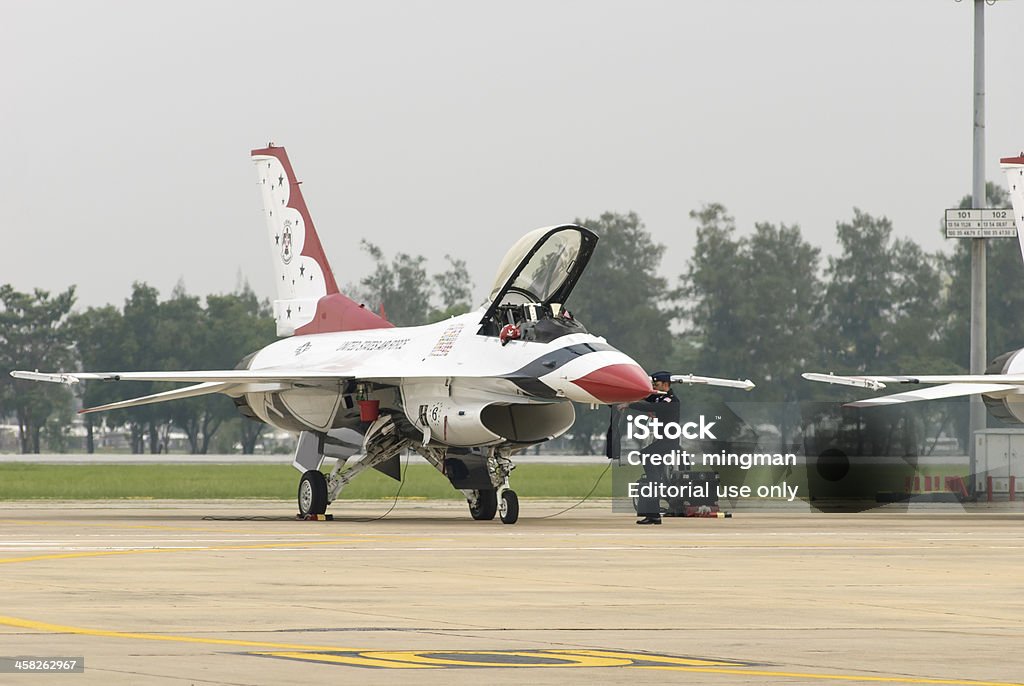 USAF Thunderbirds arrivare preparato per prendere il volo - Foto stock royalty-free di Accanto