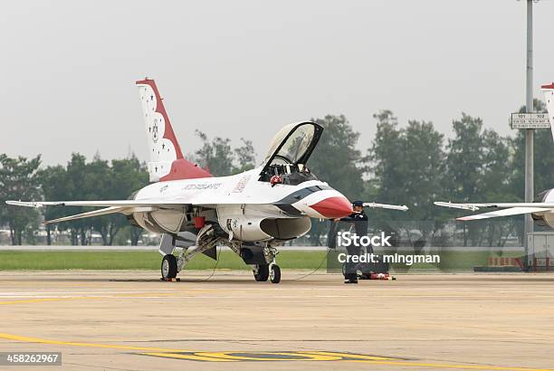 Usaf Thunderbirds Arrivare Preparato Per Prendere Il Volo - Fotografie stock e altre immagini di Accanto