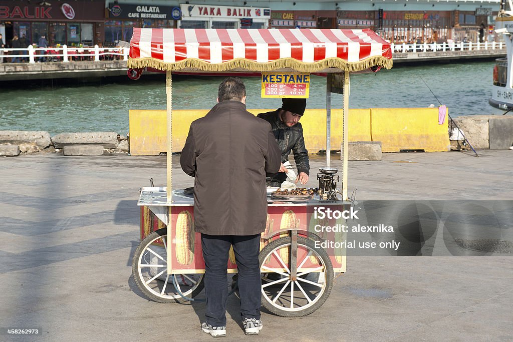 Homme turc vend des marrons grillés à proximité du pont de Galata - Photo de Adulte libre de droits