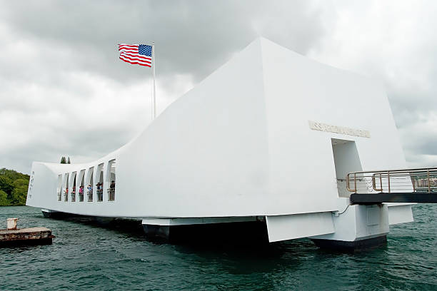 uss arizona memorial in pearl harbor, honolulu, hawaii - mahnmal uss arizona stock-fotos und bilder