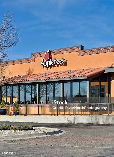 Applebees — стоковые фотографии и другие картинки Applebee's - Applebee's, Автостоянка, Без людей