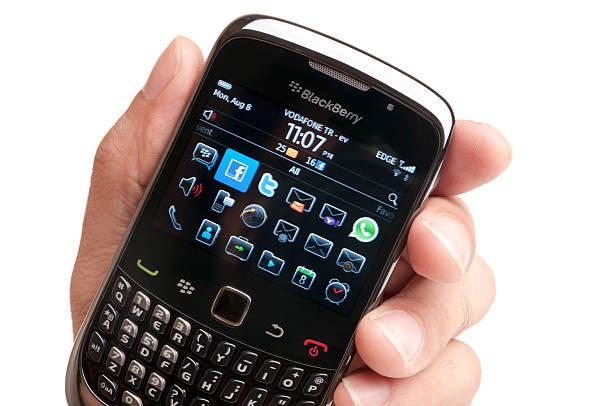 smartphone blackberry a portata di mano - trackball foto e immagini stock