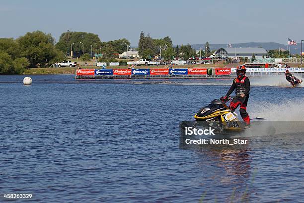 Rettilineo - Fotografie stock e altre immagini di Acqua - Acqua, Acqua dolce, Andare in motoslitta