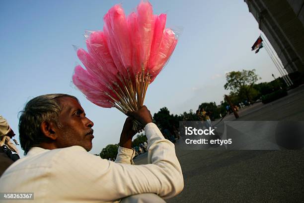 Foto de Cotton Candy Fornecedor India Gate e mais fotos de stock de Adulto - Adulto, Algodão-doce, Alimentação Não-saudável