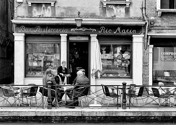 アンティークのバー。ブラックとホワイト - photography black and white restaurant italy ストックフォトと画像