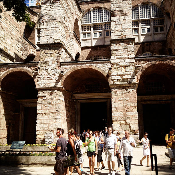 turisti visitare la basilica di santa sofia. - mobilestock istanbul turkey day foto e immagini stock