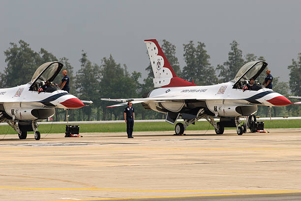 usaf thunderbirds アクセス、離陸準備をした - flying air vehicle performance airshow ストックフォトと画像