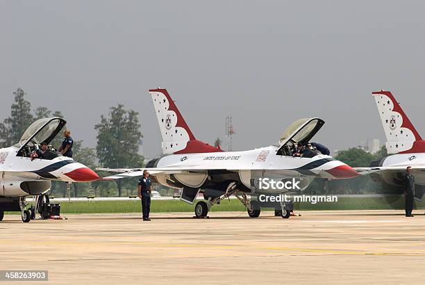 Foto de Usaf Thunderbirds Se Preparada Para Decolar e mais fotos de stock de Acrobacia aérea - Acrobacia aérea, Ao lado, Aviação Geral