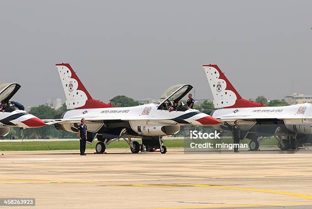 Usaf Thunderbirds Arrivare Preparato Per Prendere Il Volo - Fotografie stock e altre immagini di Accanto