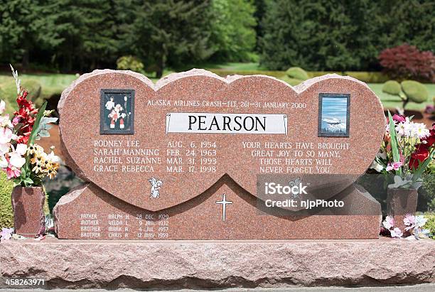 Headstone 항공기 충돌사고 피해자 가족에 대한 스톡 사진 및 기타 이미지 - 가족, 묘비, 기념관