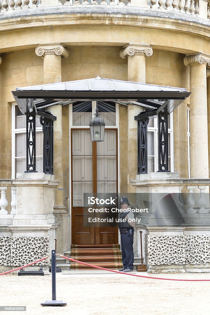 Policiais protegendo a entrada para o Palácio de Buckingham - Royalty-free Capitais internacionais Foto de stock