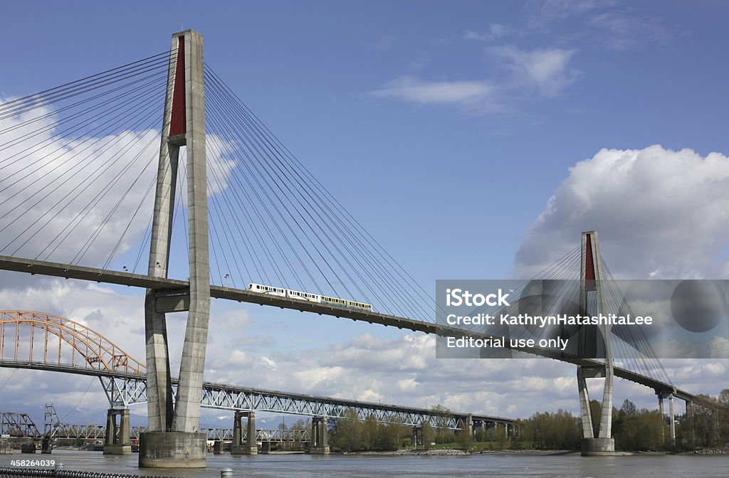 Kolejki napowietrznej SkyTrain na SkyBridge nad Rzeka Fraser, Kolumbia Brytyjska, Kanada - Zbiór zdjęć royalty-free (Kolumbia Brytyjska)