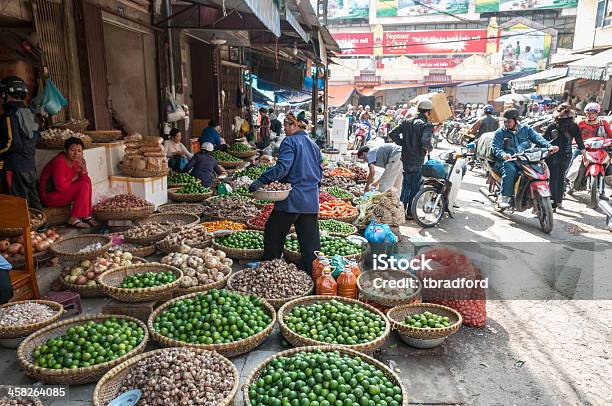 Mercado De Rua Em Hanói Vietname - Fotografias de stock e mais imagens de Hanói - Hanói, Mercado - Espaço de Venda a Retalho, Ao Ar Livre