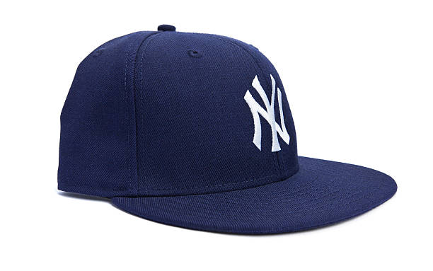 vue latérale de la casquette de baseball des yankees de new york - new york yankees photos et images de collection