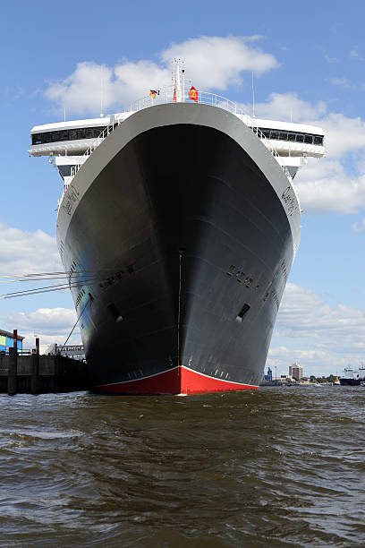 queen mary 2 vista para a proa de um navio de cruzeiro de luxo - queen mary 2 - fotografias e filmes do acervo