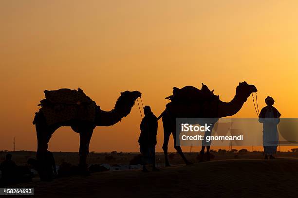 Atardecer En El Desierto Foto de stock y más banco de imágenes de Aire libre - Aire libre, Arena, Asia del Sur