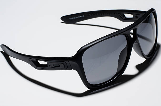 oakley lunettes de soleil - oakley photos et images de collection