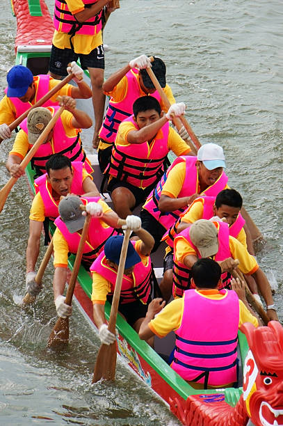 competição de corrida de barcos - rowboat sport rowing team sports race imagens e fotografias de stock