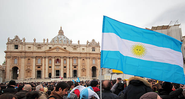 folla prima angelus di papa francesco i - lake angelus foto e immagini stock