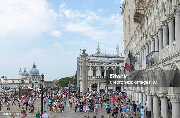 Venedig Tourismus Im Sommer Stockfoto und mehr Bilder von Alt - Alt, Andenkenladen, Außenaufnahme von Gebäuden