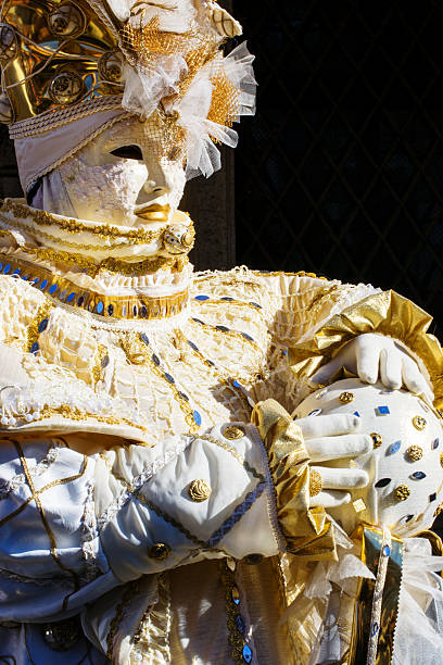 美しいゴールドとホワイトマスクでベニスのカーニバル、2013 年 - mythology venice italy carnival mask ストックフォトと画像