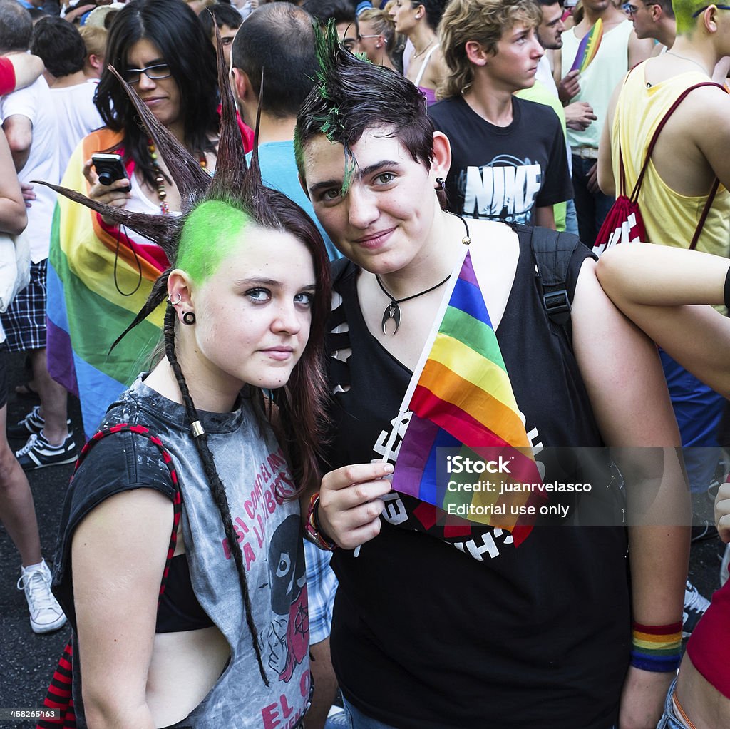 Pessoas participantes na parada Orgulho Gay de Madrid - Foto de stock de Adulto royalty-free