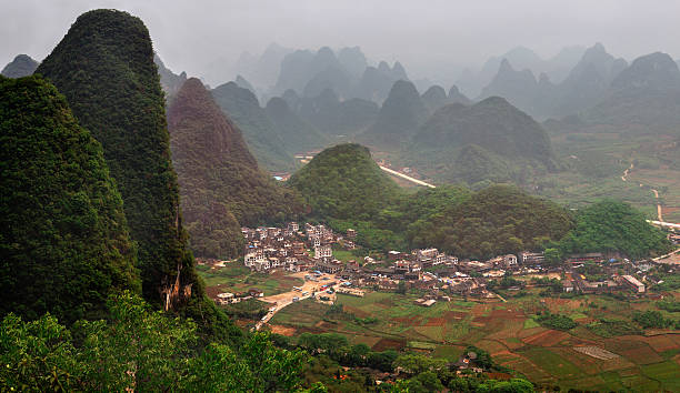 collines de karst de guilin, à proximité de la ville de yangshuo, en chine. - yangshuo photos et images de collection