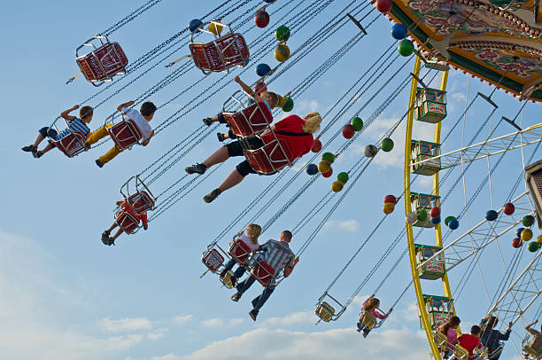 crianças e pais desfruta de equitação um chairoplane no fair - amusement park oktoberfest munich chain swing ride imagens e fotografias de stock