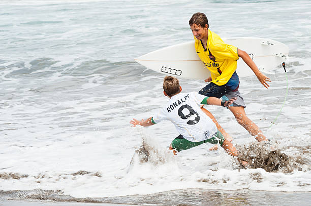 surfers montrer leur soutien f.c.  barcelone et le real madrid - barcelona fc photos photos et images de collection