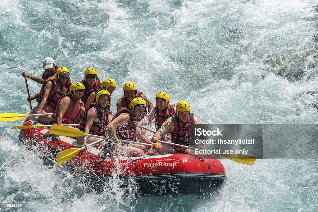 Sport in acqua - Foto stock royalty-free di Rafting sulle rapide