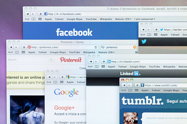 социальные сети - pinterest computer monitor web page internet стоковые фото и изображения