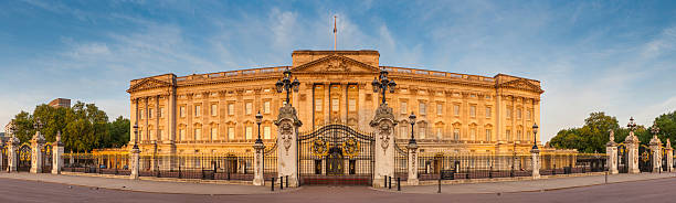 londres, palácio de buckingham, um marco icônico, royal aurora dourada luz reino unido - palace buckingham palace london england england - fotografias e filmes do acervo