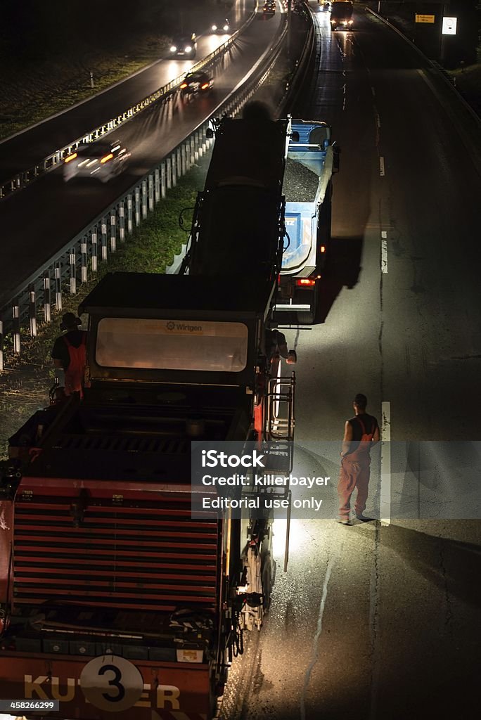Travaux routiers, la suppression de la route asphaltée de nuit - Photo de Industrie du bâtiment libre de droits