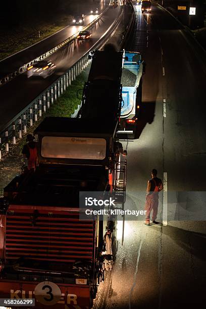 Photo libre de droit de Travaux Routiers La Suppression De La Route Asphaltée De Nuit banque d'images et plus d'images libres de droit de Industrie du bâtiment