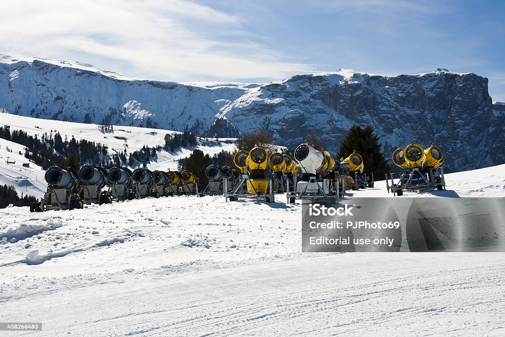 Seiser Alm (Dolomity)-grupa śniegu gun - Zbiór zdjęć royalty-free (Alpy)