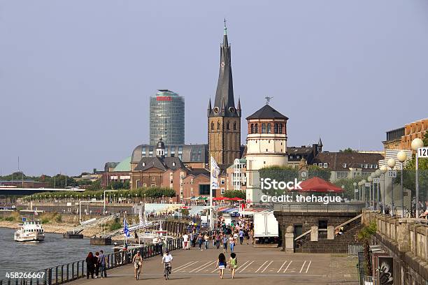 Dusseldorf Promenade - Fotografie stock e altre immagini di Albero - Albero, Ambientazione esterna, Antico - Condizione