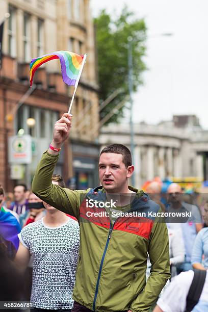 Foto de Adulto Homem Segurando Uma Bandeira Do Orgulho Em Apoiar De Dublin e mais fotos de stock de Acenar