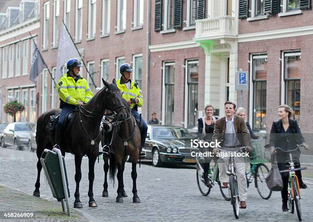 Photo libre de droit de Montée Des Policiers Patrol Sur La Rue banque d'images et plus d'images libres de droit de Pays-Bas - Pays-Bas, Police, Casque