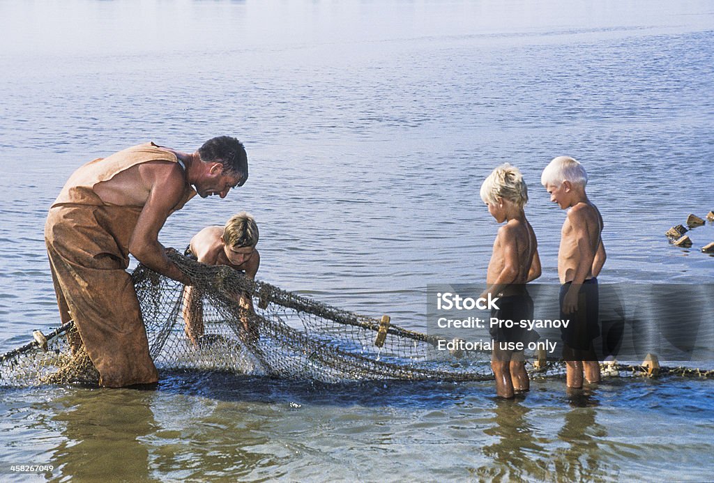O pescador e seus filhos. - Foto de stock de 4-5 Anos royalty-free
