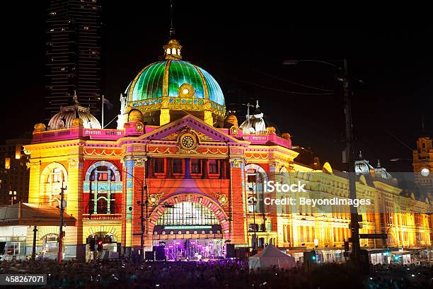 フリンダースストリート駅の白夜祭 2013 - オーストラリア メルボルンのストックフォトや画像を多数ご用意 - オーストラリア メルボルン, 創造性, 演劇