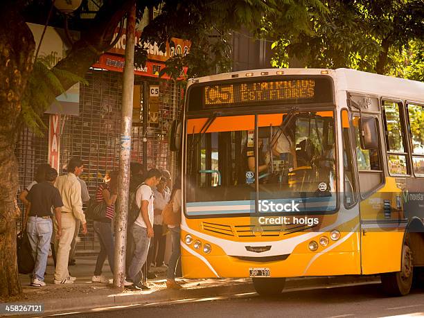 Parada De Autobús Cola De Córdoba Argentina Foto de stock y más banco de imágenes de Aire libre - Aire libre, América del Sur, Argentina