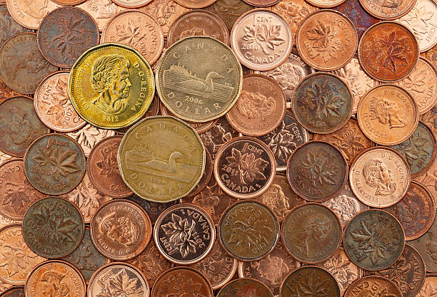 캐나다 달러 동전 더미 위에 페니 - canadian culture penny coin canada 뉴스 사진 이미지